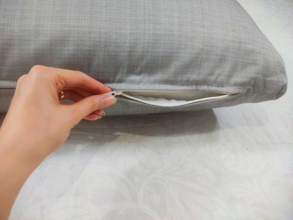 Zipper embedded in the mattress L